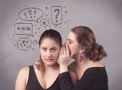 スペインで吹き出しを出しながらささやき合う 2 人の女性。 スペインで吹き出しを出しながらささやき合う 2 人の女性。