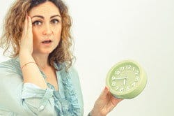 時計を手に持つスペインの女性。 時計を手に持つスペインの女性。