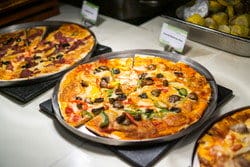 スペインピザなど3種類のピザがビュッフェ形式で並びます。 スペインピザなど3種類のピザがビュッフェ形式で並びます。
