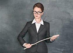 スペインの黒板写真の前で棒を持つ実業家。 スペインの黒板写真の前で棒を持つ実業家。