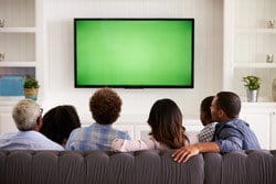 スペインのリビングルームでテレビを見ている人々のグループ。 スペインのリビングルームでテレビを見ている人々のグループ。