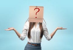 頭に疑問符を付けた女性は、スペイン文化の謎を表しています。