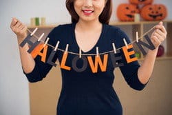 スペイン風の衣装を着てハロウィーンの手紙を持った若い女性。 スペイン風の衣装を着てハロウィーンの手紙を持った若い女性。