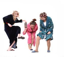 ローブを着た 3 人の女性が白い背景で踊っています。 (スペイン) ローブを着た 3 人の女性が白い背景で踊っています。 (スペイン)