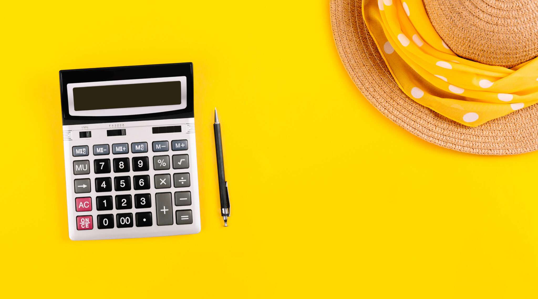 スペイン色の黄色の背景に電卓と帽子。