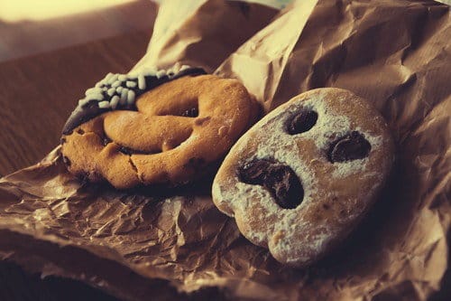 茶色の紙の上に 2 つのハロウィーン クッキー。