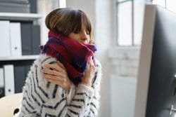 パソコンの前でスカーフを巻いた女性 スペイン パソコンの前でスカーフを巻いた女性 スペイン
