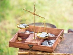 スペインから届いた、コインが上に置かれた木箱。 スペインから届いた、コインが上に置かれた木箱。