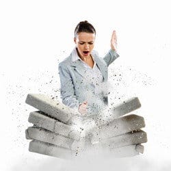 スペインから来た女性実業家がレンガの壁に向かってレンガを投げている。 スペインから来た女性実業家がレンガの壁に向かってレンガを投げている。