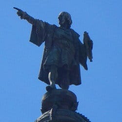 建物の上にあるスペインの男性像。 IMGP1417