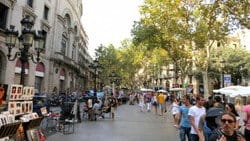 多くの人が行き交うスペインの通り。 La-Rambla.2012_19