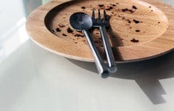 スペインをイメージしたナイフとフォークが載ったプレート。 スペインをイメージしたナイフとフォークが載ったプレート。