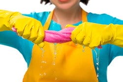 黄色いエプロンとゴム手袋をしたスペインの女性。 黄色いエプロンとゴム手袋をしたスペインの女性。