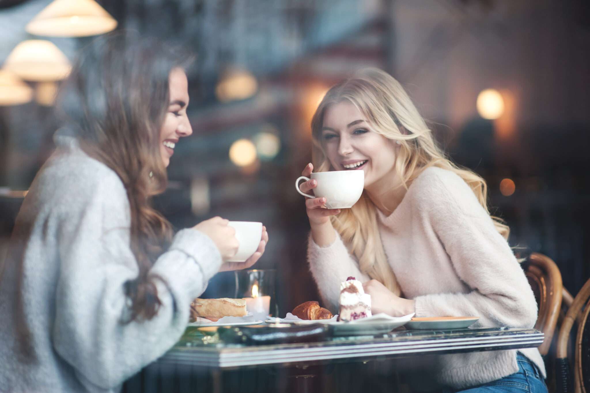 スペインのカフェでコーヒーを飲む 2 人の女性。