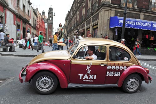 メキシコシティのスペイン vw ビートル タクシー。 メキシコシティのスペイン vw ビートル タクシー。