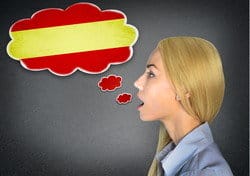 若い女性が誇らしげにスペイン国旗を身に着け、スペインへの愛を示しています。 若い女性が誇らしげにスペイン国旗を身に着け、スペインへの愛を示しています。