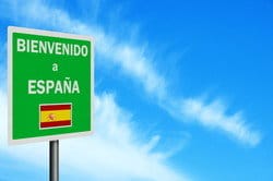 太陽がスペインの国旗以外にない緑の看板。 太陽がスペインの国旗以外にない緑の看板。