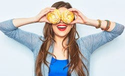 ドーナツで目を覆った若い女性、スペイン。