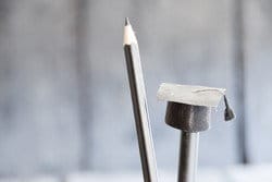 スペインをイメージした卒業キャップが付いた鉛筆。 スペインをイメージした卒業キャップが付いた鉛筆。