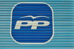スペインからの「pp」という単語が書かれた青と白の看板。 スペインからの「pp」という単語が書かれた青と白の看板。