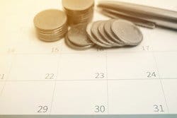 スペインのコインとペンが描かれたカレンダー。 スペインのコインとペンが描かれたカレンダー。