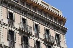 バルコニーのあるスペインの建物の最上階。 バルコニーのあるスペインの建物の最上階。