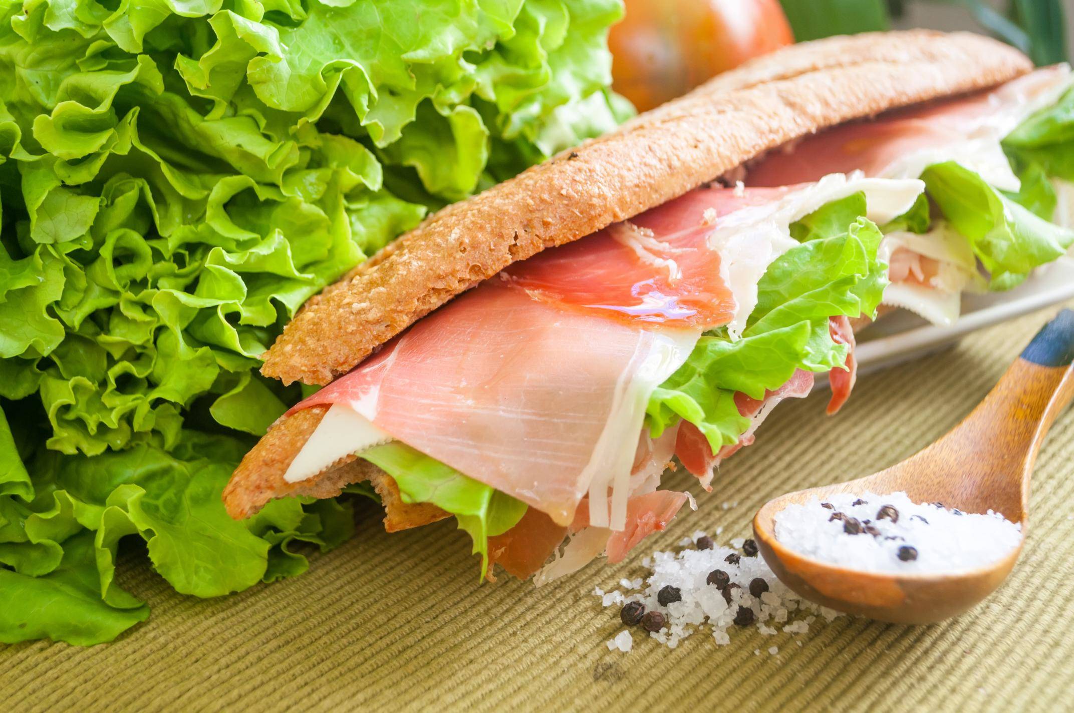 レタスと塩を添えたスペイン風サンドイッチ。