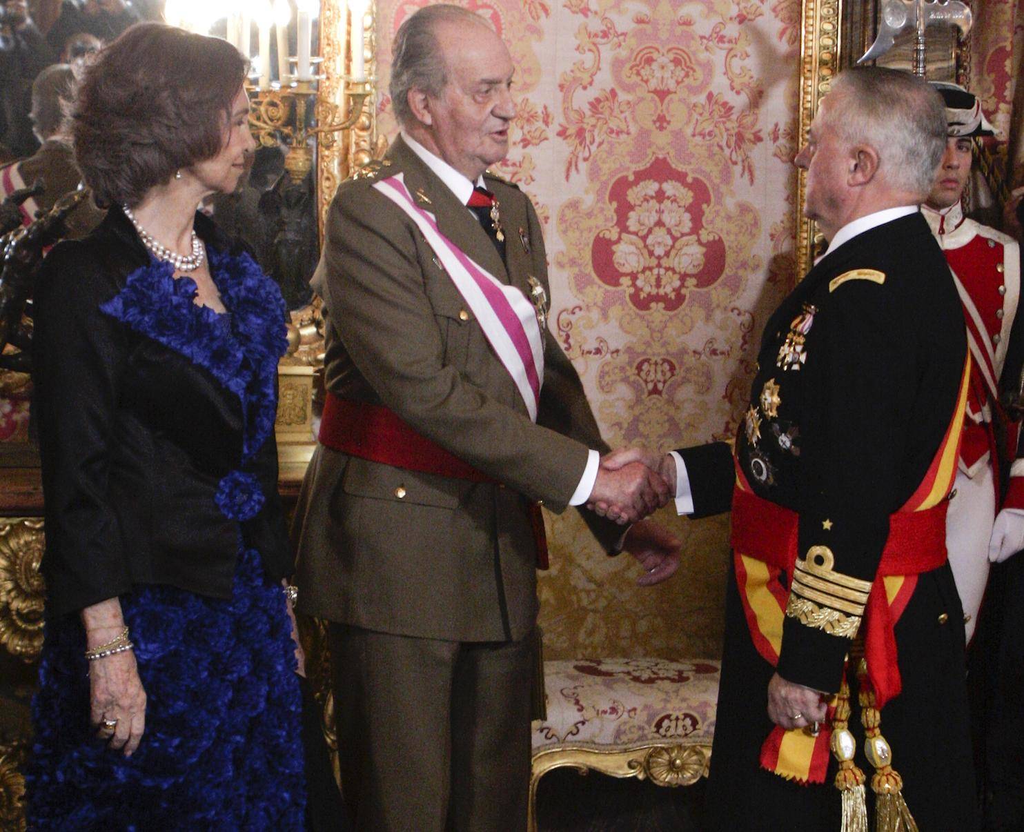 青いドレスを着た女性はスペイン風の雰囲気を漂わせている。