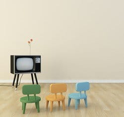 スペインのテレビの前にある 3 つのカラフルな椅子。 スペインのテレビの前にある 3 つのカラフルな椅子。