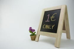 1ユーロ限定と書かれたスペインの黒板イーゼル。 1ユーロ限定と書かれたスペインの黒板イーゼル。