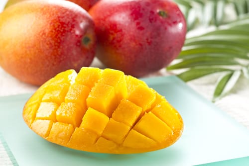 スペイン料理をイメージしたガラス皿に盛られたマンゴーのスライス。 スペイン料理をイメージしたガラス皿に盛られたマンゴーのスライス。