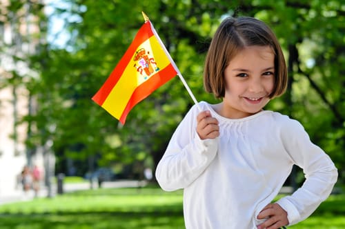 公園でスペイン国旗を持った若い女の子。 公園でスペイン国旗を持った若い女の子。
