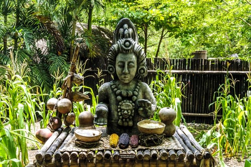 スペイン庭園にある仏神の像。 スペイン庭園にある仏神の像。