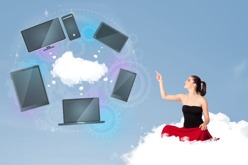 ラップトップに囲まれた雲の上に座り、スペインに関する専門知識を披露する女性。 ラップトップに囲まれた雲の上に座り、スペインに関する専門知識を披露する女性。