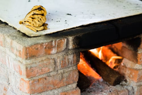 パンが入ったスペインのレンガオーブン。