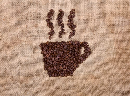 スペイン産の黄麻布の袋にコーヒー豆が入ったカップ。