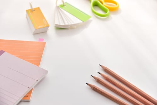 白いテーブルの上にノート、鉛筆、定規。 白いテーブルの上にノート、鉛筆、定規。