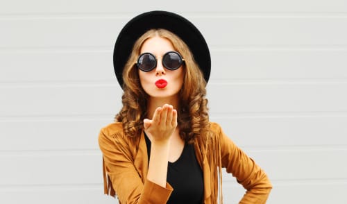 スペインで帽子をかぶった女性が投げキッスをしている。 スペインで帽子をかぶった女性が投げキッスをしている。