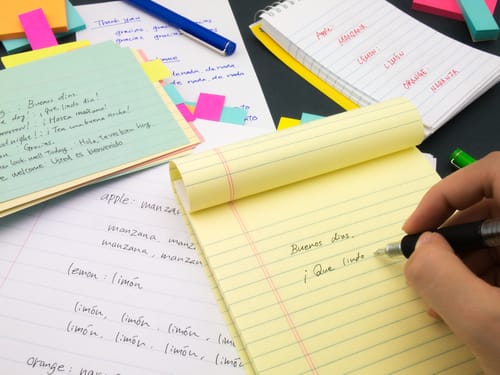 スペインでノートに付箋を書いている人 スペインでノートに付箋を書いている人