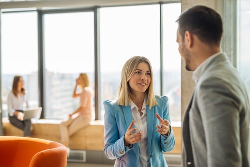 スペインのオフィスで話している 2 人のビジネスマン。 スペインのオフィスで話している 2 人のビジネスマン。