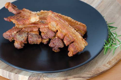 スペイン料理を彷彿とさせる、ベーコンがのった黒いお皿。 スペイン料理を彷彿とさせる、ベーコンがのった黒いお皿。