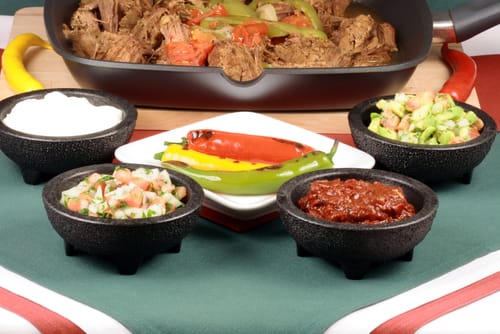 テーブルの上のボウルにスペインのメキシコ料理。 テーブルの上のボウルにスペインのメキシコ料理。