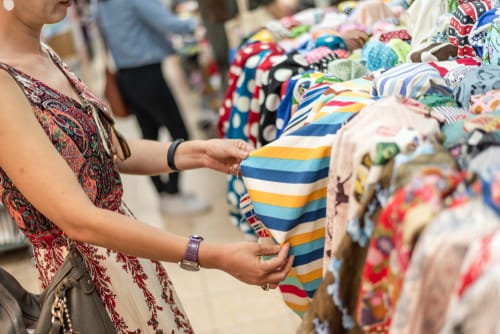 女性がスペインの店で服を見ています。 女性がスペインの店で服を見ています。