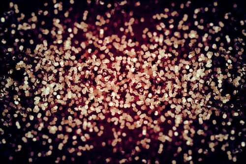 スペイン風のタッチを加えた、赤とゴールドのキラキラ背景のクローズアップ。