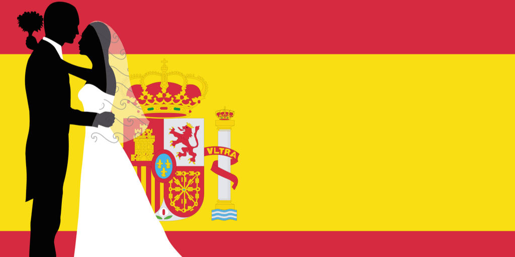 スペインの国旗の前に立つスペインの新郎新婦。 スペインの国旗の前に立つスペインの新郎新婦。