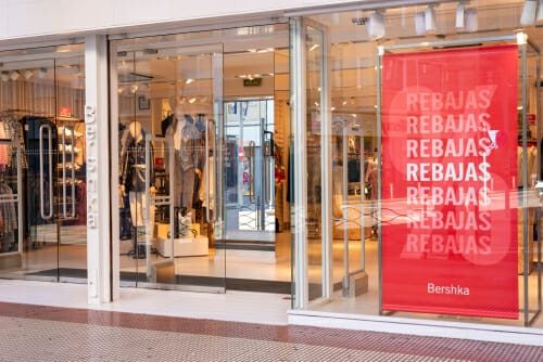 スペインの玄関に赤い旗が掲げられたお店。