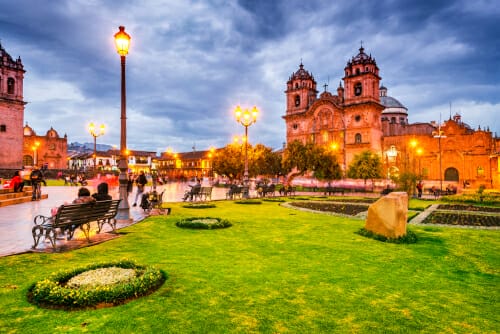 スペインの建物の前にある緑の芝生エリア。 スペインの建物の前にある緑の芝生エリア。