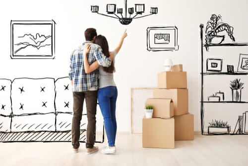 新居で箱を開ける夫婦。