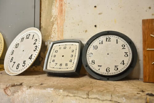 壁にはスペイン製の時計を含む一連の時計が並んでいます。 壁にはスペイン製の時計を含む一連の時計が並んでいます。