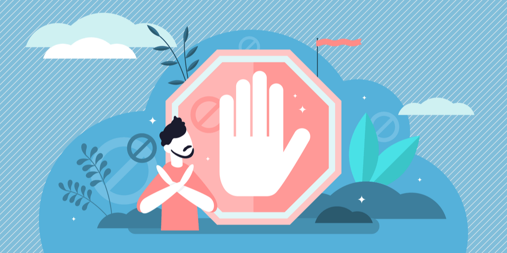 スペインの木の前で一時停止の標識を持っている男性。